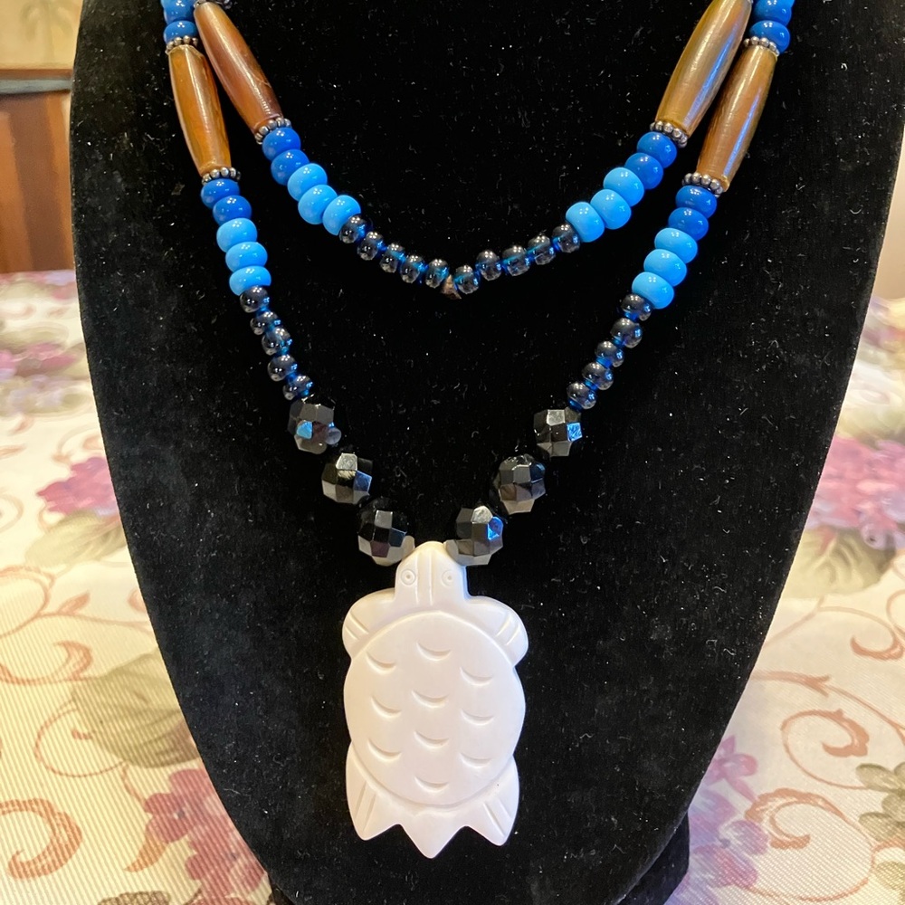 CARVED BONE TURTLE ON GLASS AND WOODEN BEAD NECKLACE - Picture 6 of 10